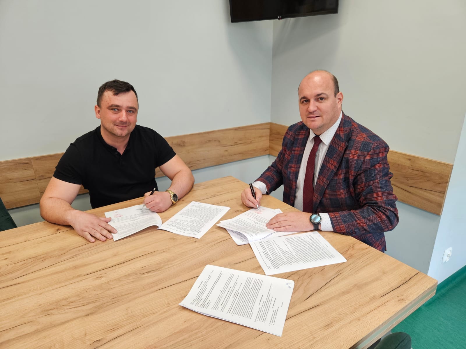 Umowy na budowę oświetlenia ulicznego w miejscowościach Stare Byliny oraz Podlas podpisane!!