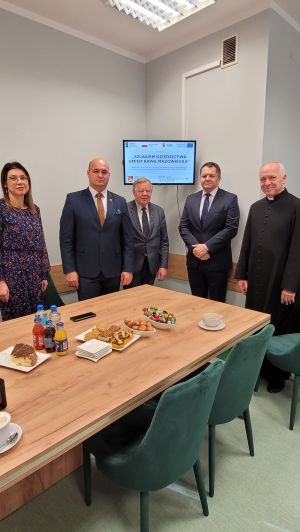 Zdjęcie przedstawia włodarzy gminy oraz zaproszonych gości w celu podpisania dokumentów projektu