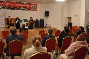 Trio smyczkowe w Izbie Tradycji Ludowej w Wilkowicach