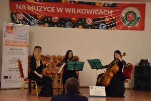 Trio smyczkowe w Izbie Tradycji Ludowej w Wilkowicach