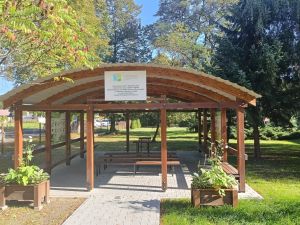 Zdjęcie przedstawia altanke