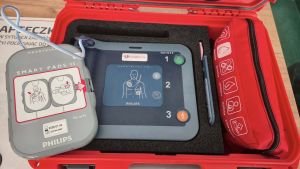 Zdjęcie przedstawiające zakupiony defibrylator