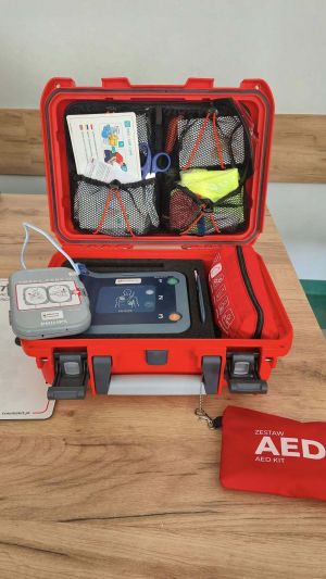 Zdjęcie przedstawiające zakupiony defibrylator